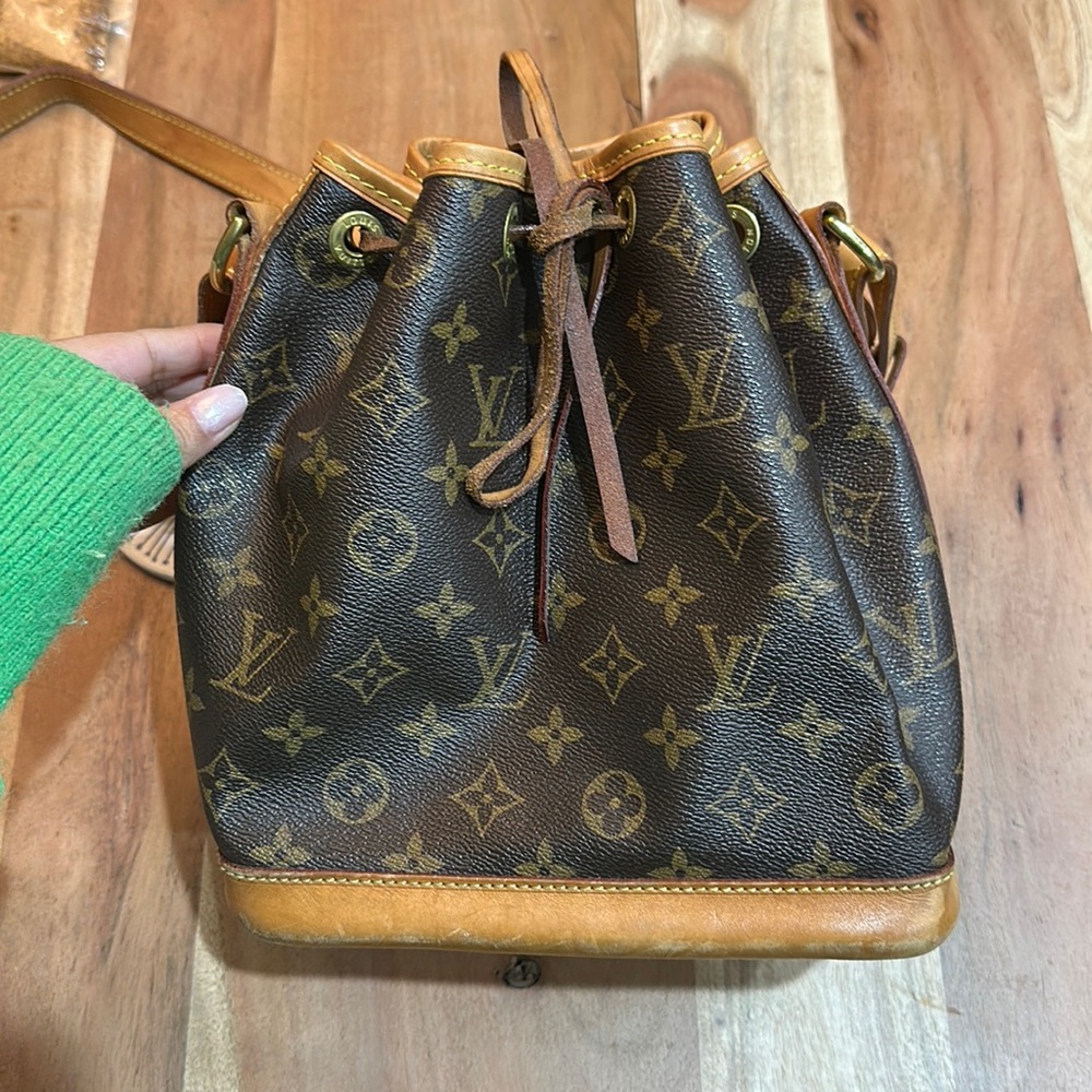 LV classic bucket bag cross body medium side can be cross body or side bag